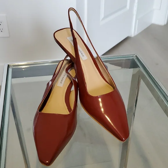 Saks Fifth Ave Patent Leather Wine kittenHeel slingback shoe Size 6 like new WOB - Picture 1 of 8